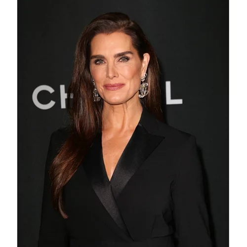 Brooke Shields | Πιο σέξι από ποτέ στις topless φωτογραφίες από τη νέα καμπάνια της Jordache
