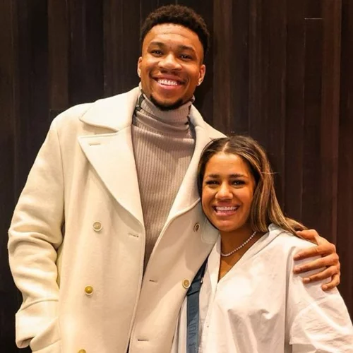 Γιάννης Αντετοκούμπο | Το τρυφερό φιλί στη σύζυγό του, Μαράια μετά τον θρίαμβο της Εθνικής