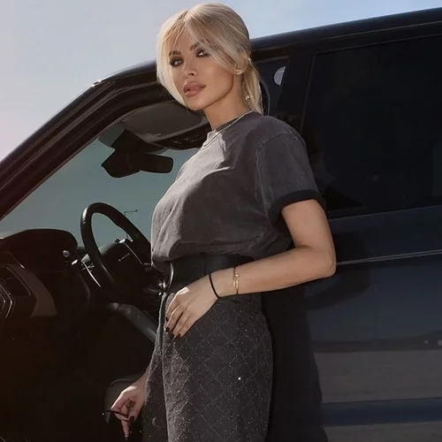 Η Κατερίνα Καινούργιου με denim παντελόνι από τη συλλογή της Βάσιας Κωσταρά