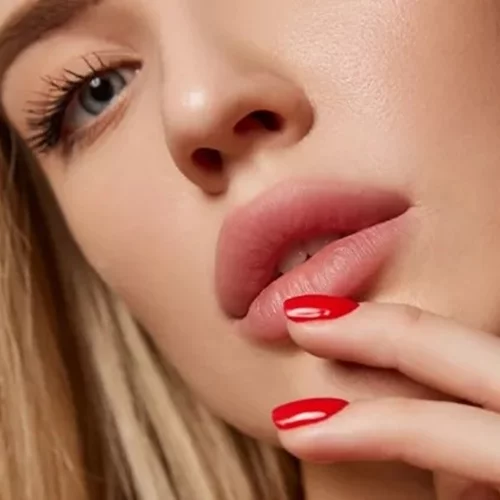 6 κόλπα για να παρατείνεις τη διάρκεια των fillers χειλιών σου