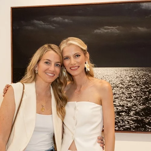 Χρυσή Βαρδινογιάννη - Νικόλαος Ντε Γκρες | Σε εγκαίνια εικαστικής έκθεσης στην Κηφισιά μαζί με τις οικογένειές τους