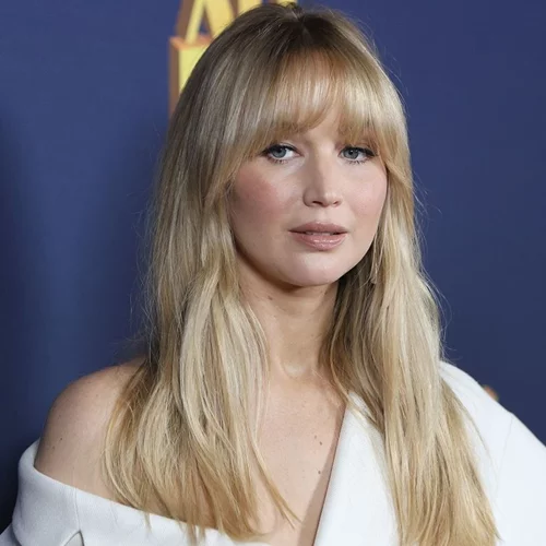 Jennifer Lawrence | Η πρώτη red carpet εμφάνιση με φουσκωμένη κοιλίτσα