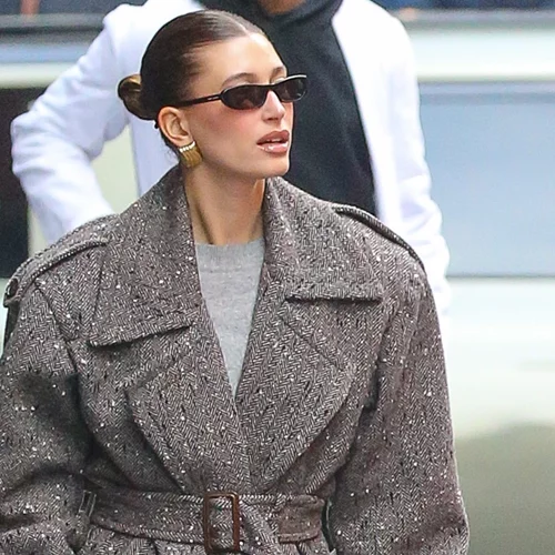 Hailey Bieber | Αυτή είναι η κίνηση ματ που της εξασφαλίζει αξιοζήλευτη λάμψη στο πρόσωπο