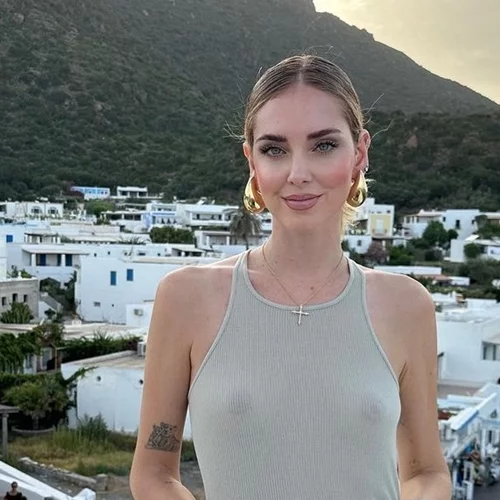 Η Chiara Ferragni στη Μύκονο | Το ιδιαίτερο μανικιούρ που τράβηξε όλα τα βλέμματα