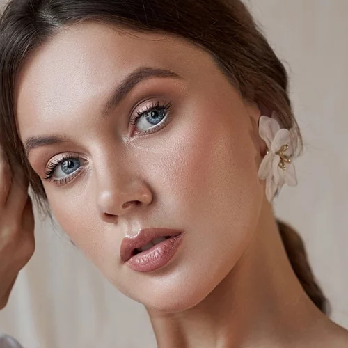 5 κινήσεις ομορφιάς του ενός λεπτού που θα σε κάνουν να δείχνεις νεότερη