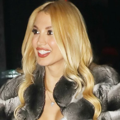 Η Κωνσταντίνα Σπυροπούλου με ασημί παντελόνι και μεταλλιζέ πέδιλα | Η βραδινή έξοδος με τον Βασίλη Σταθοκωστόπουλο