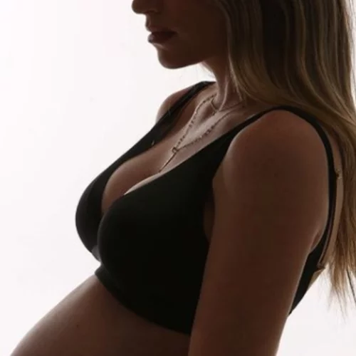 Αθηνά Οικονομάκου | Η φωτογραφία με ακάλυπτη φουσκωμένη κοιλίτσα λίγο πριν γεννήσει