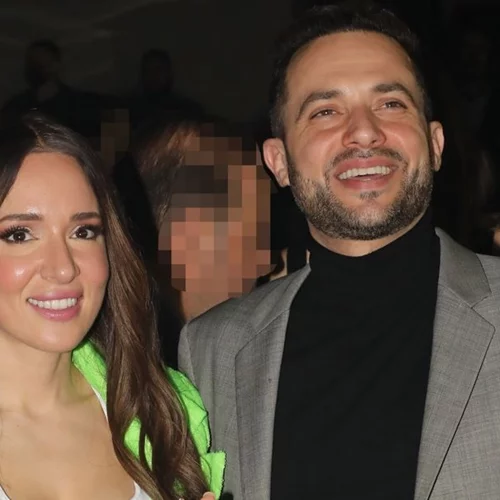 Καλομοίρα & Γιώργος Μπουσάλης | Night out για το ερωτευμένο ζευγάρι - Το βελούδινο φόρεμα της τραγουδίστριας