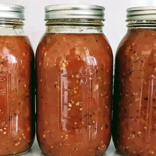 Εύκολη συνταγή για σπιτική σάλτσα τομάτας (φτιάξε τώρα για όλο τον χρόνο)