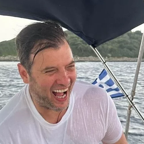 Διακοπές μαζί με τις κόρες του | Ο Λάμπης Λιβιεράτος μαζί με τα κορίτσια του