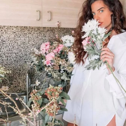 Χριστίνα Μπόμπα | Φωτογραφίζεται με super φουσκωμένη κοιλίτσα και λευκό πουκάμισο (pics)