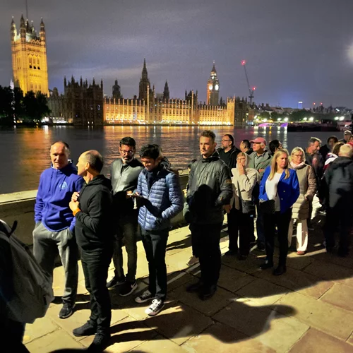 #notmyking| Στη Μ. Βρετανία συλλαμβάνουν όσους διαδηλώνουν κατά της μοναρχίας