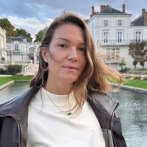 Η Βίκυ Καγιά μαζεύει σταφύλια σε χωριό της Γαλλίας