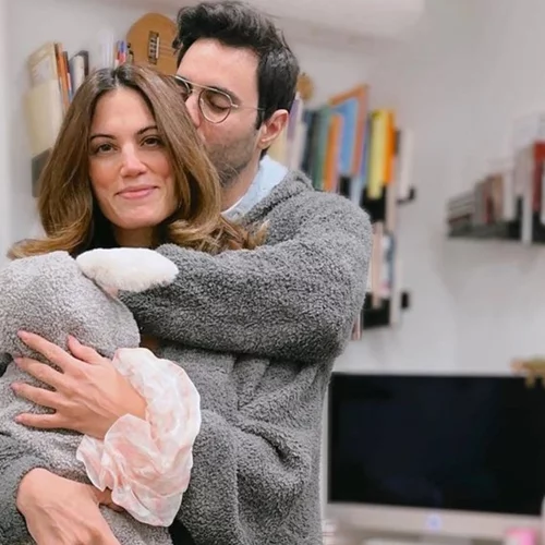 Ο Ίαν Στρατής δημοσίευσε μία throwback φωτογραφία με τη Μαίρη Συνατσάκη "Το κορίτσι με ήθελε είναι ξεκάθαρο"