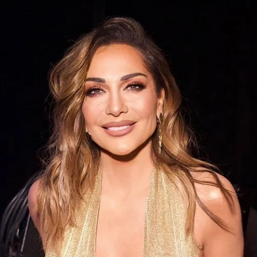 Συγκινημένη η Δέσποινα Βανδή με το δώρο των παιδιών της στη Γερμανία