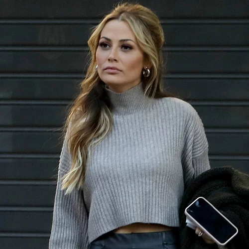 Το μπουφάν της Ελένης Βουλγαράκη είναι αυτό που δεν πρέπει να λείπει από την γκαρνταρόμπα σου φέτος