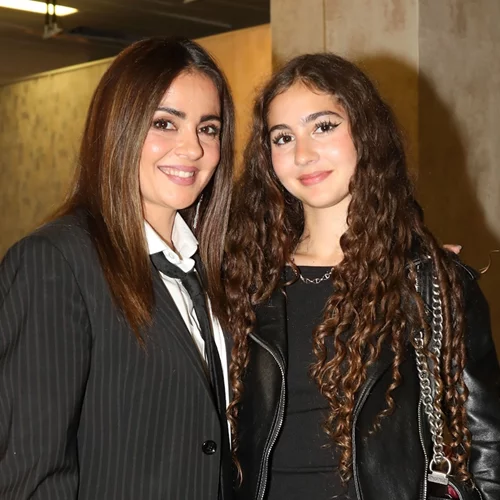 "Σαν δίδυμες" | Η Αγγελική Δαλιάνη φωτογραφίζεται με την 16χρονη κούκλα κόρη της, Λυδία