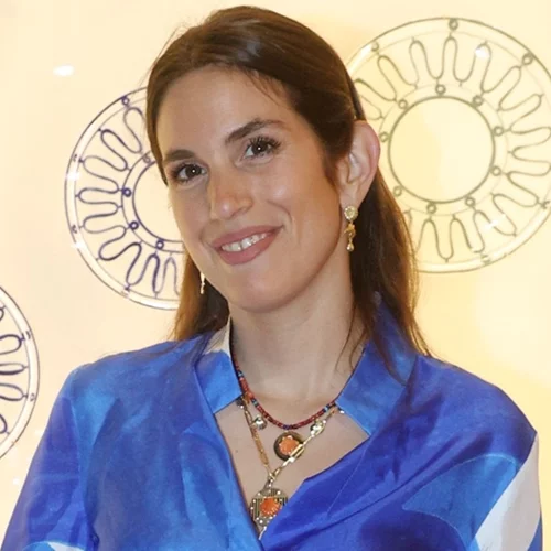 Η Αναστασία Καίσαρη με αέρινο σορτς και λευκά αθλητικά σε εκδήλωση στο Κολωνάκι