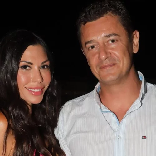 Αντώνης Σρόιτερ | Παίζει μπάσκετ με την κόρη του, στον κήπο του σπιτιού τους