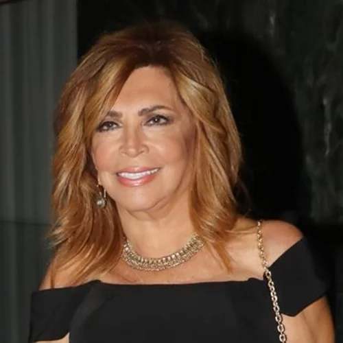 Η Μιμή Ντενίση στο πολυτελές σπίτι της | Ποζάρει μπροστά στο τζάκι της