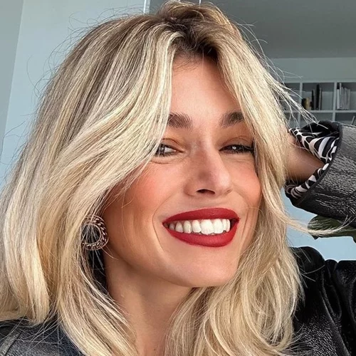 #Obsessed | Η Βάσια Κωσταρά υιοθέτησε το ίδιο (σούπερ κολακευτικό) μανικιούρ με την Hailey Bieber