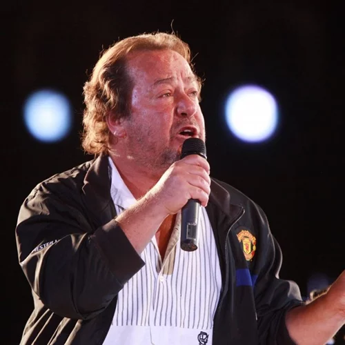 Ο Μιχαήλ Βαρθακούρης στο σπίτι του πατέρα του στην Πάρο - Τα πορτραίτα, η γωνιά με το πιάνο και η κυκλαδίτικη αισθητική