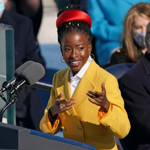 Amanda Gorman | Η εμφάνιση της με Moschino στο Super Bowl