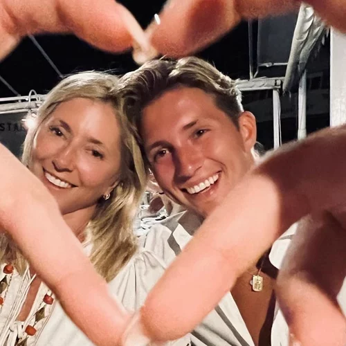 Η Poppy Delevingne αναπολεί τις καλοκαιρινές της διακοπές στην Ελλάδα με τον Κωνσταντίνο Αλέξιο και την οικογένειά του