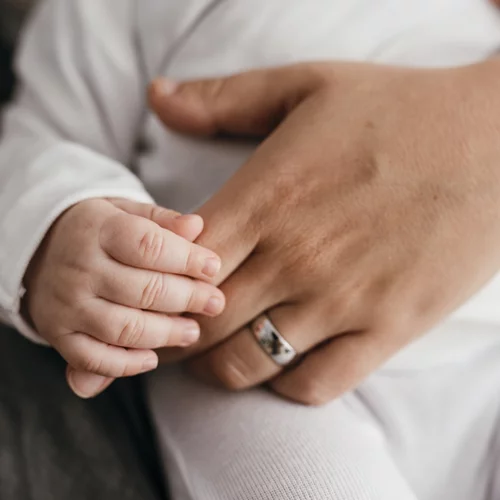 Κύκλωμα εμπορίας βρεφών στα Χανιά | "Μετά τις συλλήψεις, μας παράτησαν σαν σκυλιά"