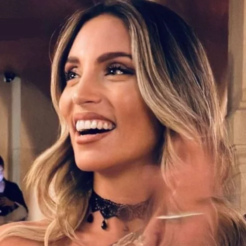 Αθηνά Οικονομάκου | Σε εστιατόριο στο Παρίσι με τις φίλες της