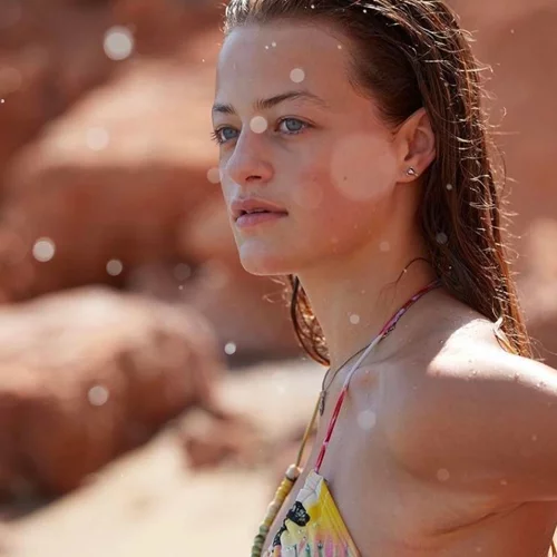 Ο Μάκης Παντζόπουλος απαθανατίζει τη Γαία Μερκούρη να κολυμπάει στα κρυστάλλινα νερά της Άνδρου