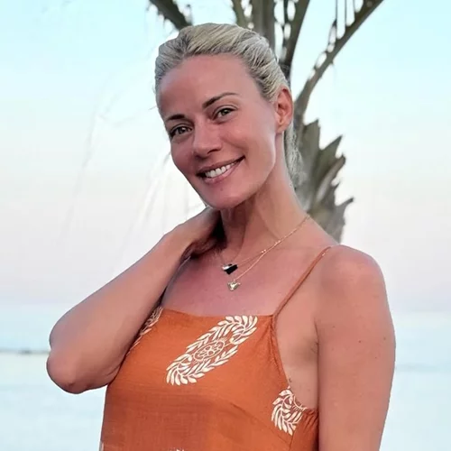 Η Ζέτα Μακρυπούλια με το ιδανικό χρώμα νυχιών για να παρατείνεις το καλοκαίρι σου