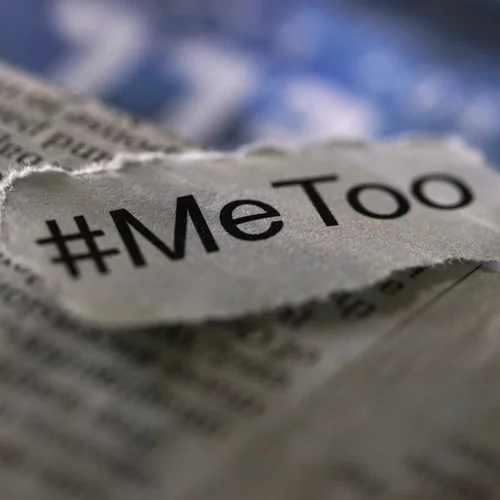 Γαλλία #MeToo | Καθιστική διαμαρτυρία μπροστά από την περίβλεπτη θεατρική σχολή Cours Florent στο Παρίσι