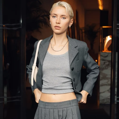 Το skirt suit της Iris Law από τη Mango είναι ιδανικό για να το φορέσεις τώρα αλλά και την άνοιξη