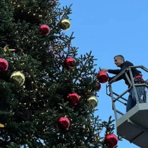 Ο Κ. Μπακογιάννης έβαλε την τελευταία μπάλα στο χριστουγεννιάτικο δέντρο της Πλατείας Συντάγματος
