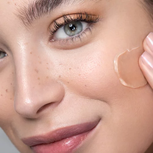 O ευρηματικός τρόπος εφαρμογής του foundation που έχει γίνει viral στο Tik Tok