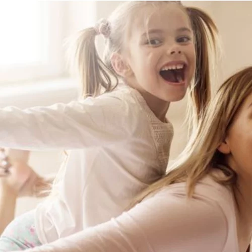 "Βαριέμαι να παίζω με το παιδί": Η ψυχολόγος δίνει 3 λόγους που σου φαίνεται "δύσκολο" να παίξεις με τα παιδιά σου