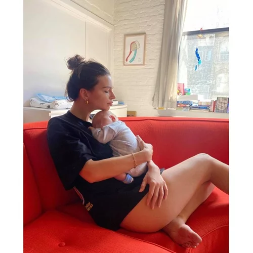 Η Emily Ratajkowski μάς συστήνει τον γιο της και αποκαλύπτει για πρώτη φορά το πρόσωπό του