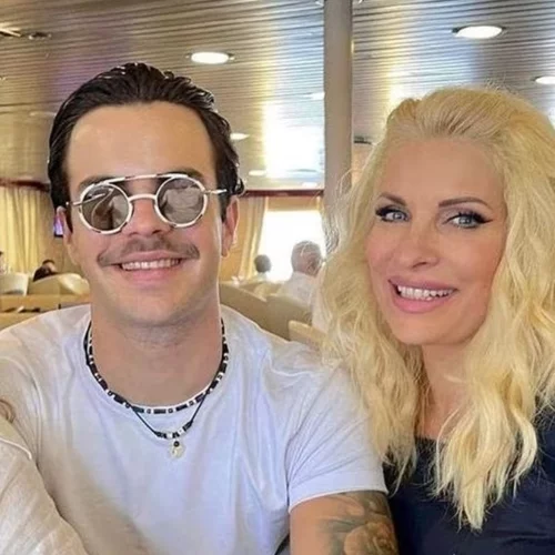 Ο Άγγελος Λάτσιος μοιράζεται μία σπάνια φωτογραφία της μικρότερης αδερφής του, Λάουρας