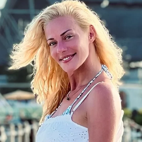 Με μαντήλι στα μαλλιά σαν άλλη Ζωή Λάσκαρη η Ζέτα Μακρυπούλια