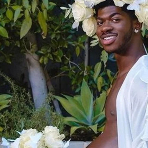 Επιθετικό μάρκετινγκ: Ο διάσημος ράπερ ποζάρει σε εξώφυλλο με... φουσκωμένη κοιλίτσα