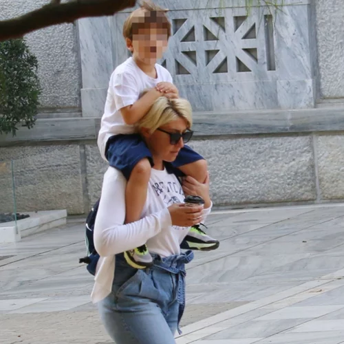 Σία Κοσιώνη | Χαλαρές βόλτες με τον γιο της, Δήμο Μπακογιάννη στο κέντρο της ΑΘήνας