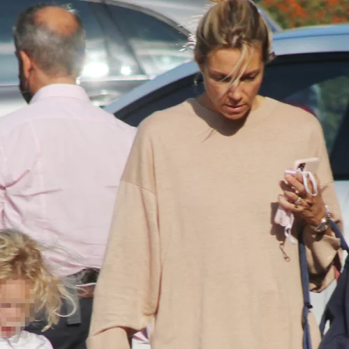 Βίκυ Καγιά | Χωρίς ίχνος μακιγιάζ σε βόλτα με την κατάξανθη κόρη της, Μπιάνκα