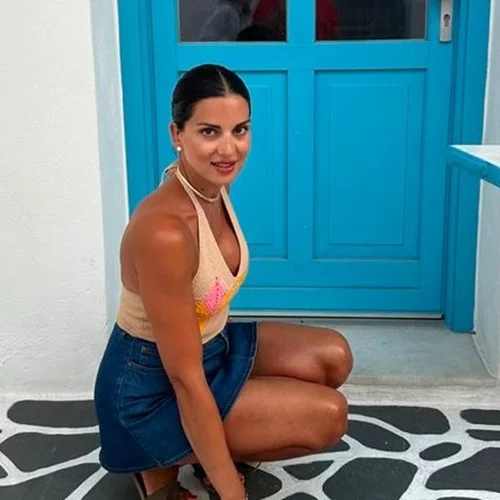 Σταματίνα Τσιμτσιλή | Η τρυφερή αγκαλιά με τον γιο της στα σοκάκια της Πάρου