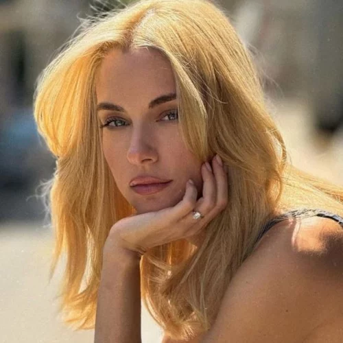 Πανέμορφη στη Μύκονο | Η Δούκισσα Νομικού προτείνει το πιο stylish χτένισμα για διακοπές σε νησί