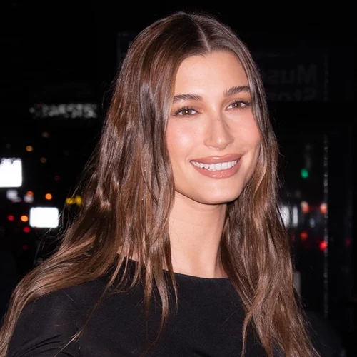 Οι μαύρες μπότες της Hailey Bieber είναι το trend που υιοθετεί μέχρι και η Zara