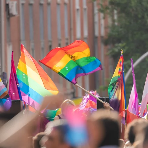 Περισσότερες από 20 πρεσβείες στη Βουδαπέστη εκφράζουν ανησυχία για τον νόμο που απαγορεύει την παρέλαση Pride