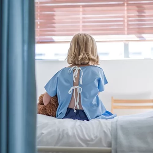 Ανησυχία για την οξεία ηπατίτιδα στα παιδιά | Ψάχνουν συσχέτιση με τον κορονοϊό - Ο ρόλος των σταγονιδίων