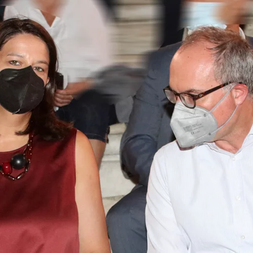 Νίκη Κεραμέως | Δες τι φόρεσε στο θέατρο με τον σύζυγό της, Δημήτρη Λουκά