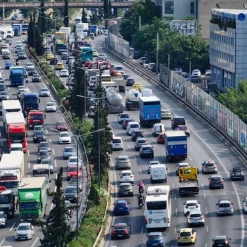 Χάος στους δρόμους της Αθήνας | Μποτιλιάρισμα στην Αττική Οδό λόγω τροχαίων, στο κόκκινο και ο Κηφισός